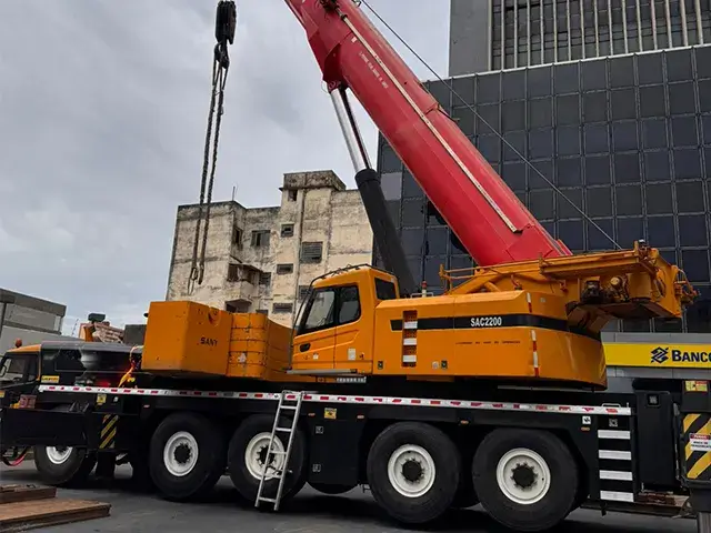 Guindaste SANY SAC2200 em operação urbana — NT Locação de Guindastes