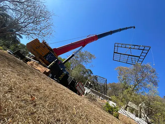 Guindaste realizando montagem de estrutura metálica — NT Locação de Guindastes