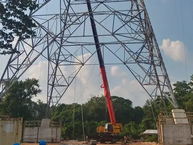 Guindaste em montagem de torre de linha de transmissão — NT Locação de Guindastes
