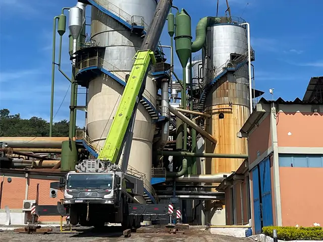 Içamento de caldeira industrial com guindaste — NT Locação de Guindastes