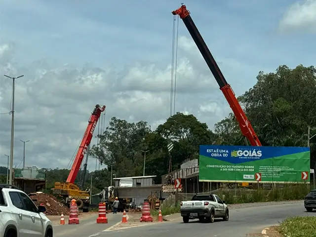 Içamento de estruturas e montagem de viaduto com guindastes em Goiás — NT Locação de Guindastes