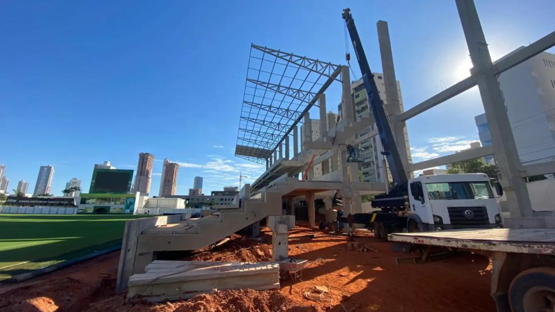 Montagem de Pré-Moldados e Estruturas Metálicas: Engenharia de Içamento em Grandes Obras